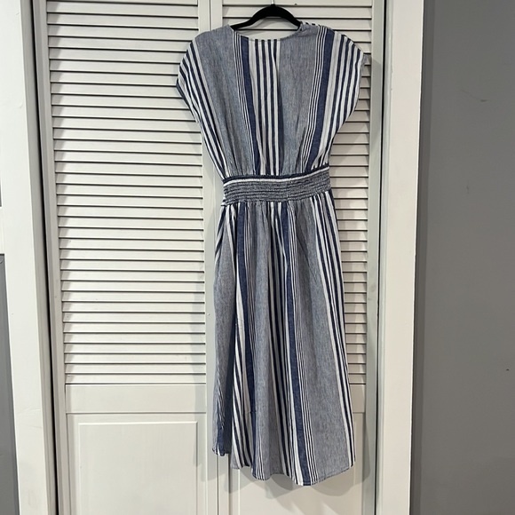 Max Studio Dresses & Skirts - Adorable casual below the knee dress